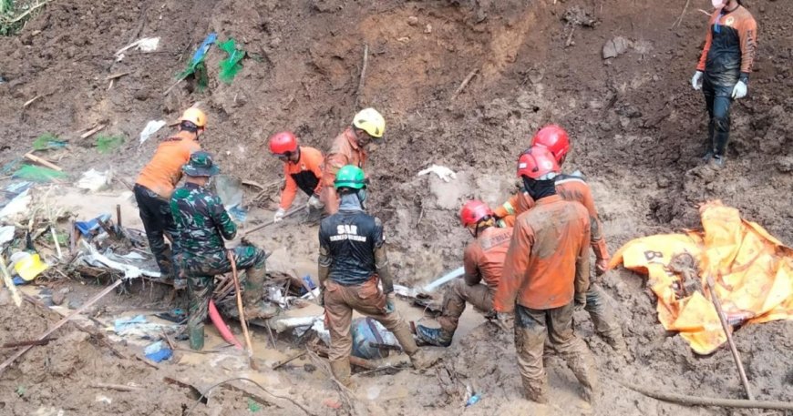 Deadly landslide hits illegal gold mine in Indonesia