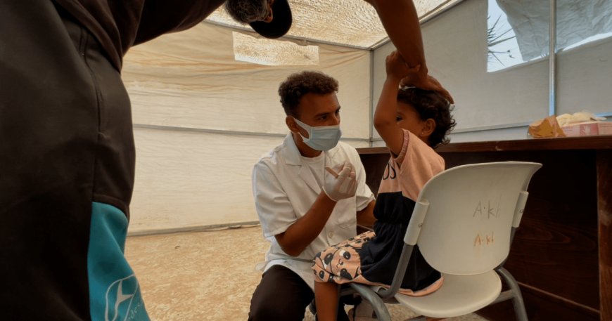 Displaced Palestinian health workers set up Gaza tent clinics