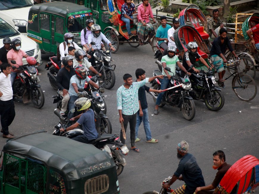 The day after in Dhaka: Young people replace police in Bangladesh capital