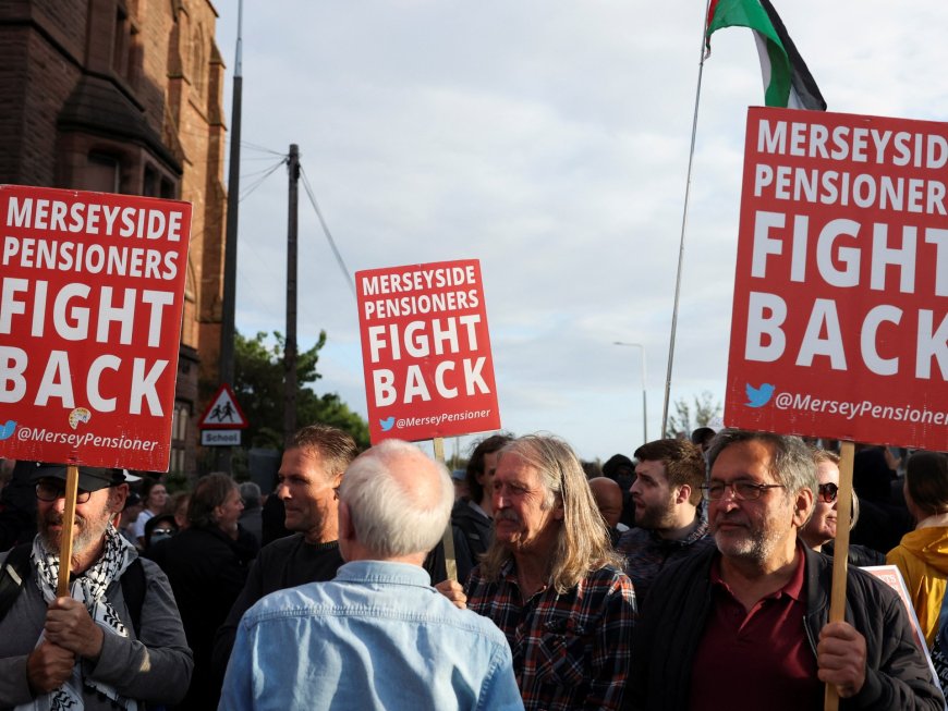 UK anti-racism protesters rally to protect asylum centre