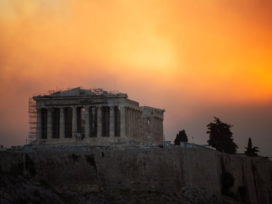 Wildfires trigger evacuations as they threaten Greek capital