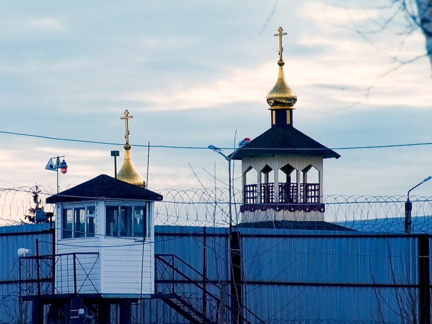 At least one killed as inmates take staff hostage in Russian prison