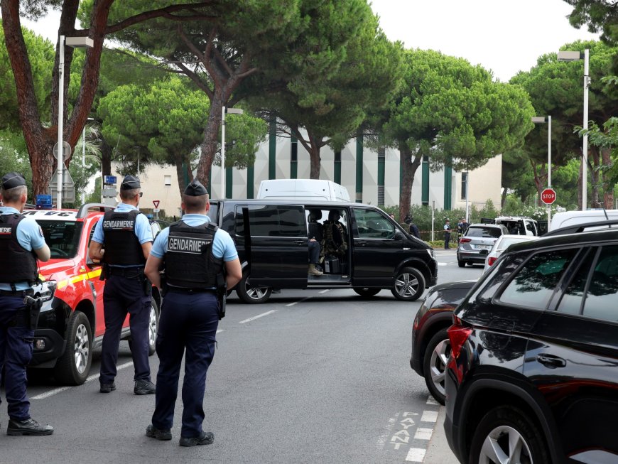 Police officer injured in explosion outside France synagogue