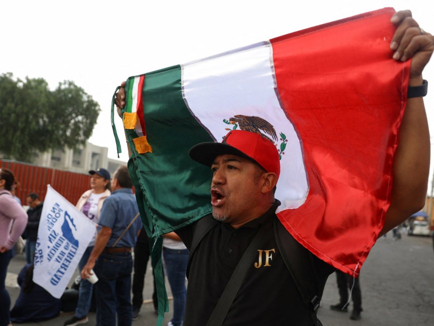 Mexican demonstrators block access to legislature amid judicial reform push