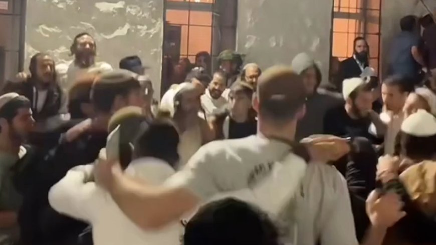 Video: Israeli settlers dance at holy site in occupied West Bank