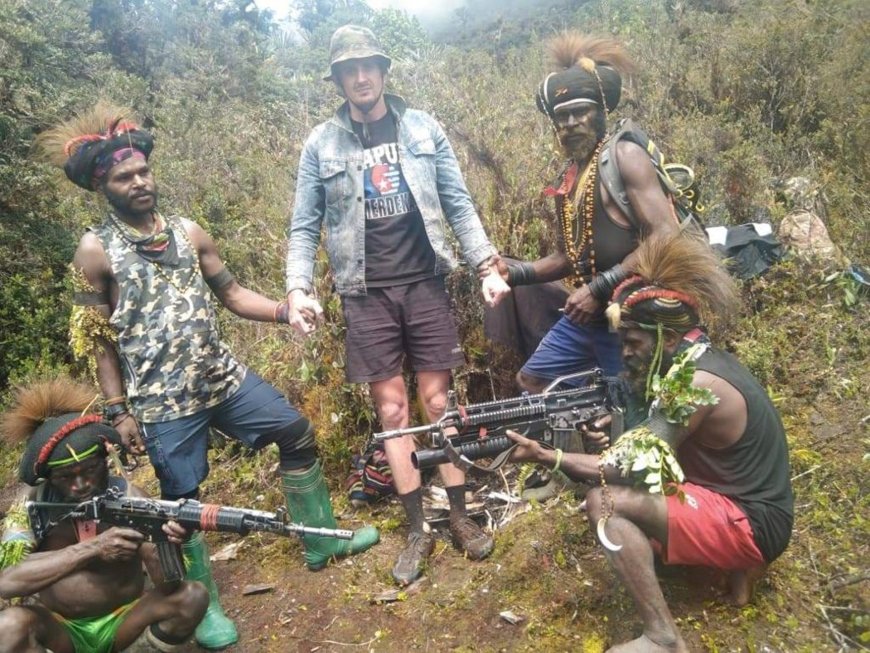 New Zealand pilot Phillip Mehrtens freed by Papua rebels after 19 months