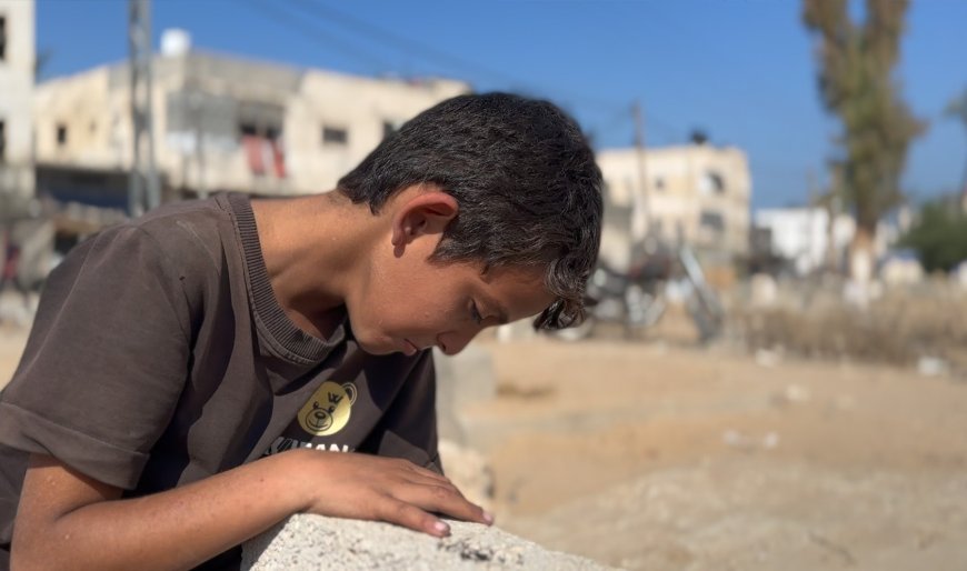 Boy who sleeps on his mother’s grave in Gaza