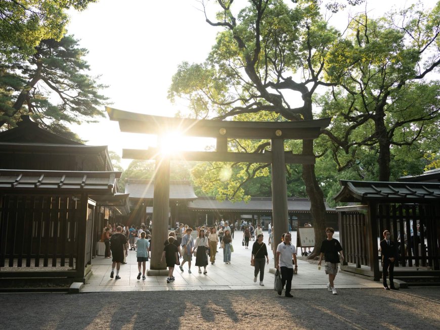 Japanese police arrest US man for allegedly scratching letters into shrine