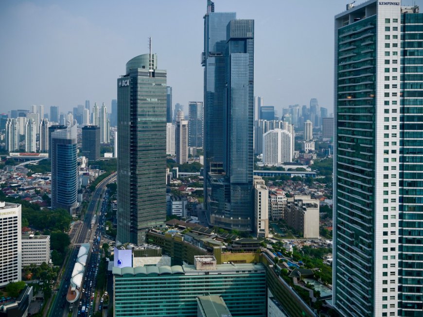 Indonesia’s shrinking middle class casts shadow on economic rise