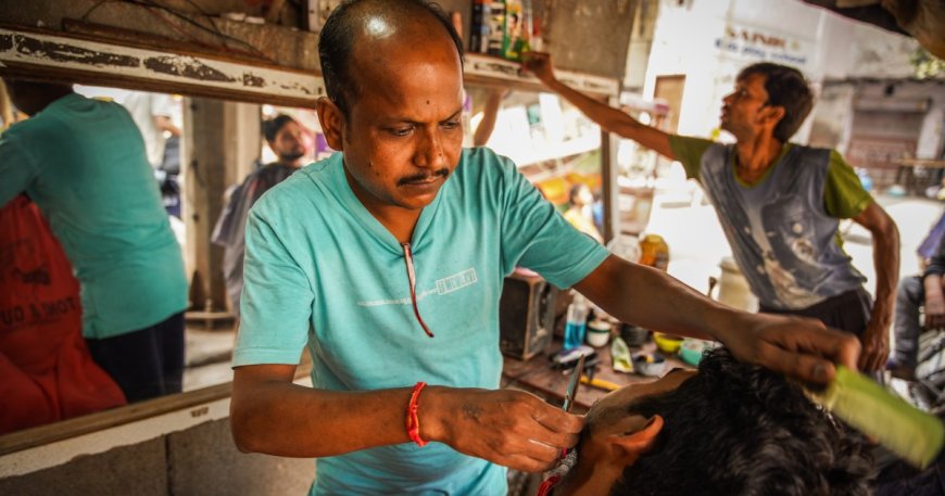 A day in the life of a New Delhi roadside barber