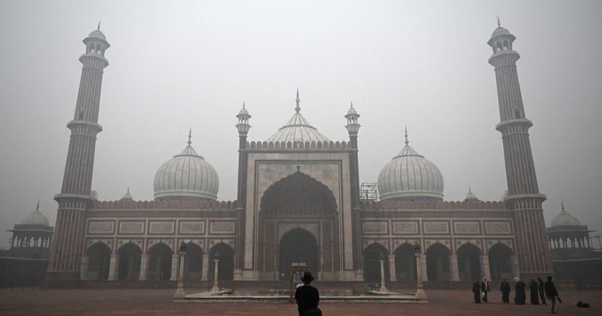 India’s New Delhi shrouded in toxic smog as pollution reading breaks record