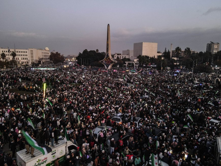 Thousands of Syrians celebrate new government in Umayyad Square