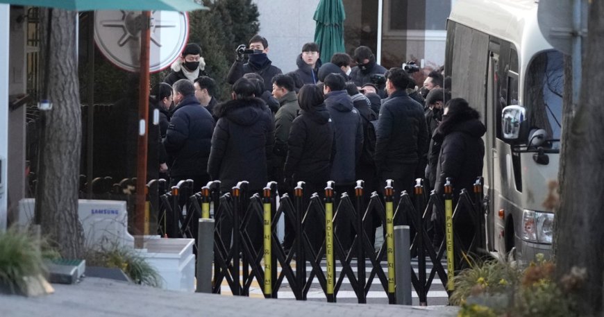 South Korean authorities halt bid to arrest Yoon after hours-long standoff